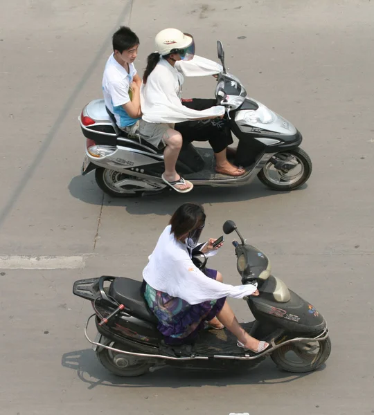 Dosya Yerel Sakinleri Mengcheng Ilçesinde Elektrikli Bisiklet Scooter Binmek Doğu — Stok fotoğraf