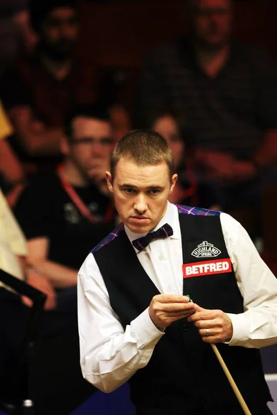 Scotlands Stephen Hendry Úgy Véli Miközben Versenyeznek Chinas Ding Junhui — Stock Fotó