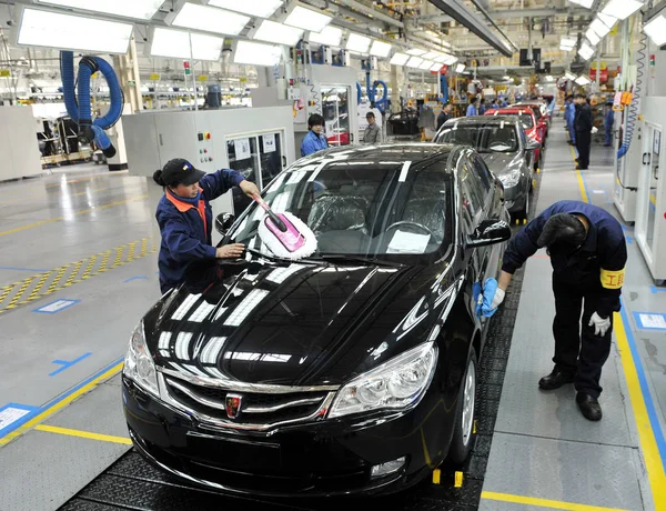 Trabajadores Fábricas Chinas Desempolvan Los Automóviles Roewe 350 Línea Montaje — Foto de Stock