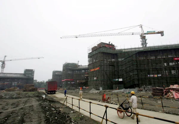 Lavoratori Edili Cinesi Stanno Ricostruendo Scuola Media Juyuan Distrutta Dal — Foto Stock