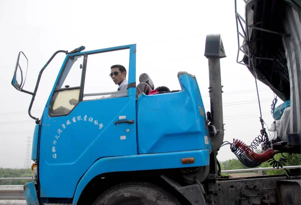 Hombre Chino Conduce Camión Topless Con Carga Completa Una Carretera — Foto de Stock