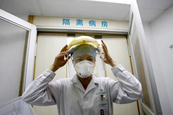 Maskowana Chińska Pielęgniarka Nosi Wyposażenie Ochronne Poza Oddział Przygotowany Dla — Zdjęcie stockowe
