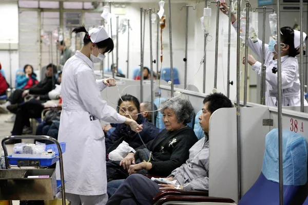 Kinesiska Sjuksköterskor Utför Transfusion För Patienter Shanghai Peoples Hospital Shanghai — Stockfoto