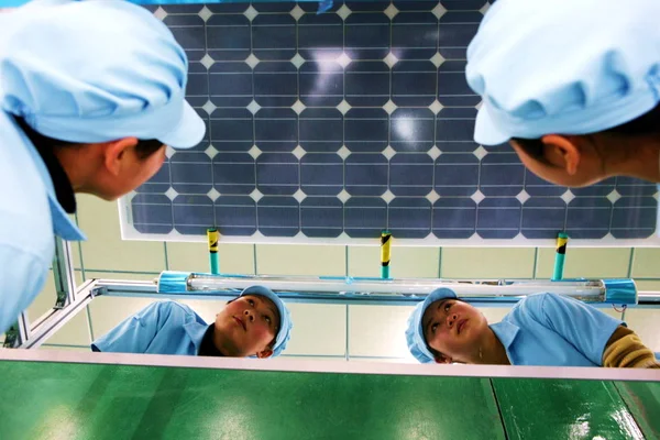 Trabajadores Fábricas Chinas Fabrican Paneles Solares Planta Eoplly New Energy — Foto de Stock