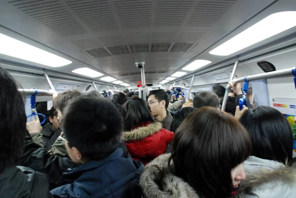 Multitud Pasajeros Son Vistos Compartimiento Tren Metro Una Estación Metro — Foto de Stock