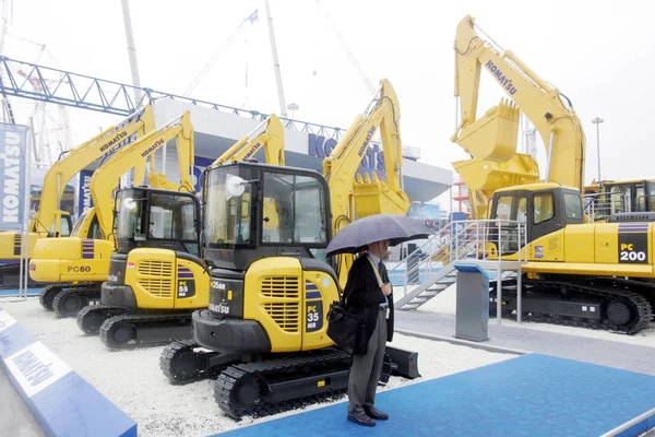 Ein Besucher Betrachtet Komatsu Bagger Während Einer Baumaschinenausstellung Shanghai China — Stockfoto