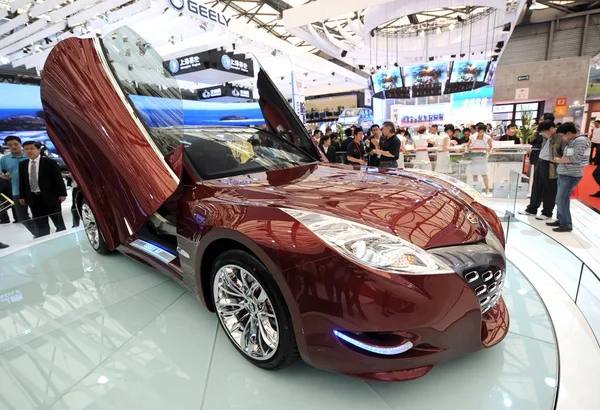 Visitors Look Geely Emgrand Concept 13Th Shanghai International Automobile Industry — Stock Photo, Image