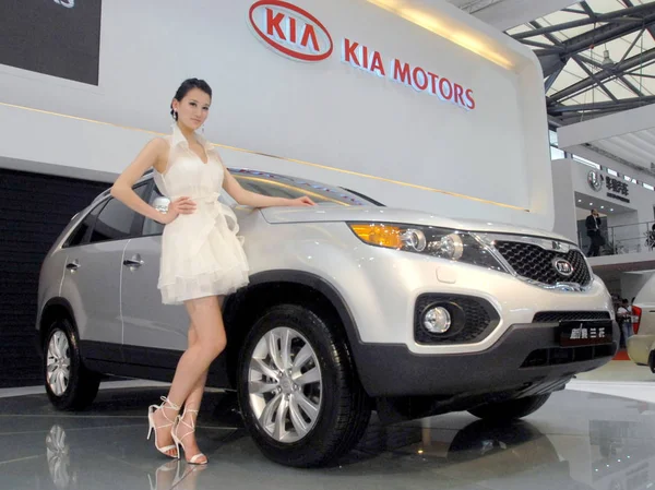 Een Model Vormt Met Een Nieuwe Kia Sorento 13E Shanghai — Stockfoto