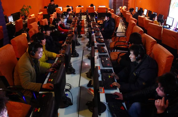 Les Internautes Chinois Regardent Des Écrans Ordinateur Dans Cybercafé Ville — Photo
