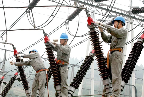 Китайські Електромонтажників Перевіряють Ремонтують Електромережі Обладнання Передачі Електроенергії Місті Ічан — стокове фото