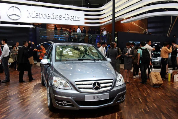 Besökare Tittar Mercedes Benz B200 Auto Shanghai 2009 Shanghai Kina — Stockfoto