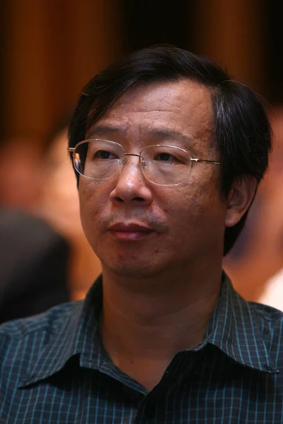 2007年8月24日 中国人民银行副行长易刚在中国北京的一个论坛上露面 — 图库照片