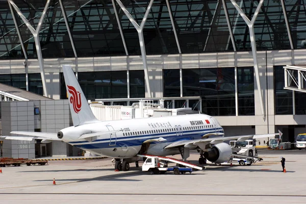 ファイル エアチャイナのエアバスA320は 2009年5月6日 中国の上海の浦東国際空港に駐車されているのが見られます — ストック写真