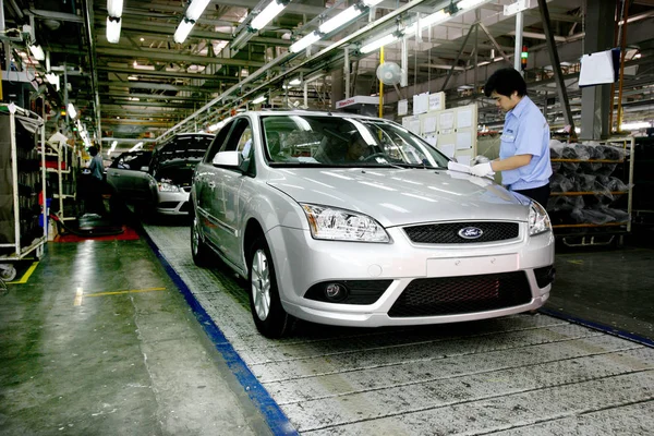 Automobili Ford Focus Passano Attraverso Catena Montaggio Nello Stabilimento Automobilistico — Foto Stock