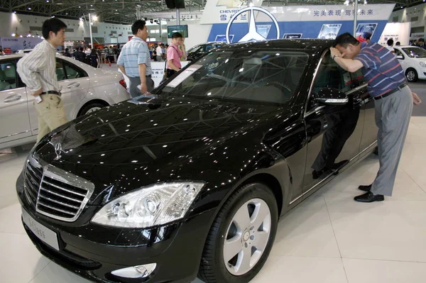 Visitantes Olham Para Carro Mercedes Benz Class Show Automóveis Pequim — Fotografia de Stock