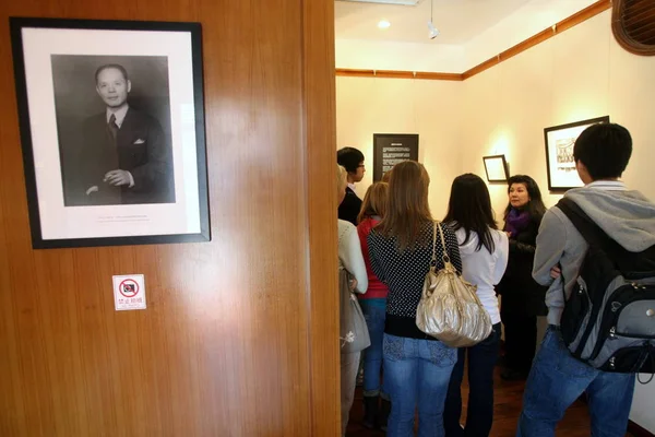Gli Studenti Una Scuola Internazionale Visitano Una Mostra Sul Diplomatico — Foto Stock