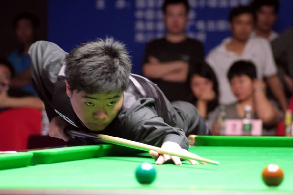 Ding Junhui Gioca Tiro Contro Suo Insegnante Cai Jianzhong Invisibile — Foto Stock