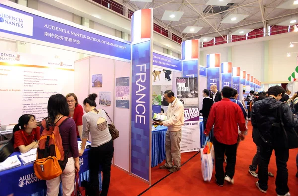Estudiantes Chinos Visitan Puestos Área Exposiciones Francia Durante Una Exposición —  Fotos de Stock