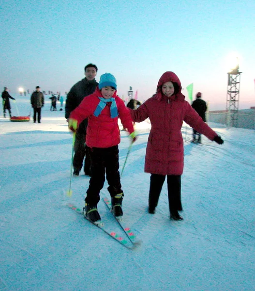 Chińska Rodzina Cieszyć Się Narciarstwo Harbin Ice Snow Festival Harbin — Zdjęcie stockowe