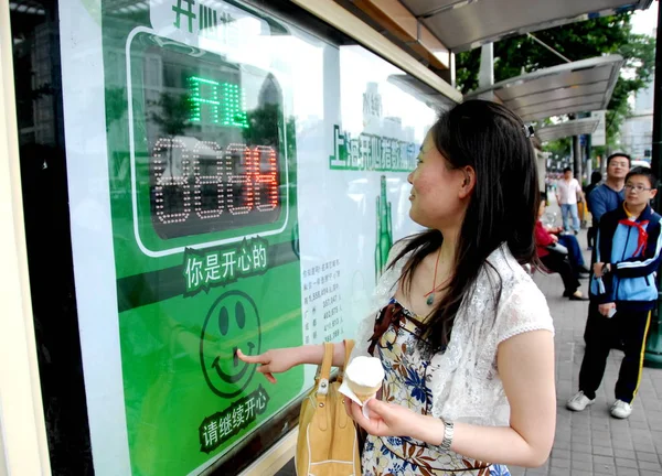 Chinese Woman Touches Happiness Index Display Panel Bus Stop Shanghai — Stock Photo, Image