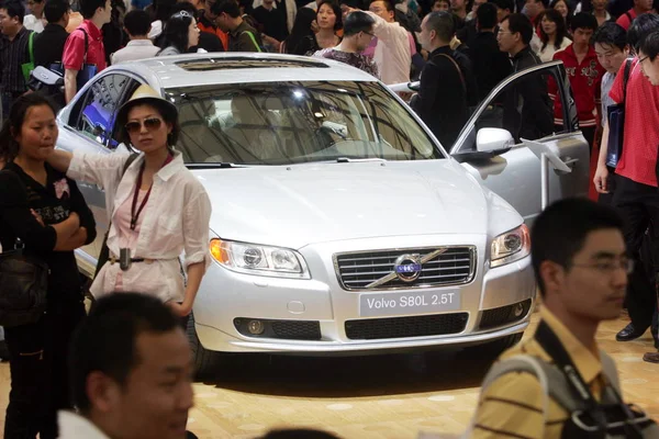 Látogatók Nézd Meg Volvo S80L Sanghaji Nemzetközi Autóipar Kiállítás Ismert — Stock Fotó