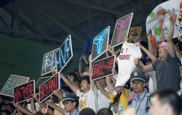 2009年7月25日星期六 在中国上海的上海卢湾体育馆举行的一场活动中 中国球迷展示了支持洛杉矶湖人队恩巴篮球运动员科比的标语 — 图库照片