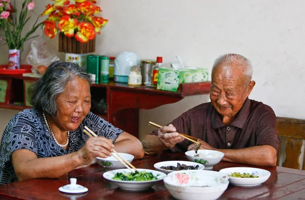 Пожилая Китайская Пара Ужинает Дома Деревне Янг Город Датанг Город — стоковое фото