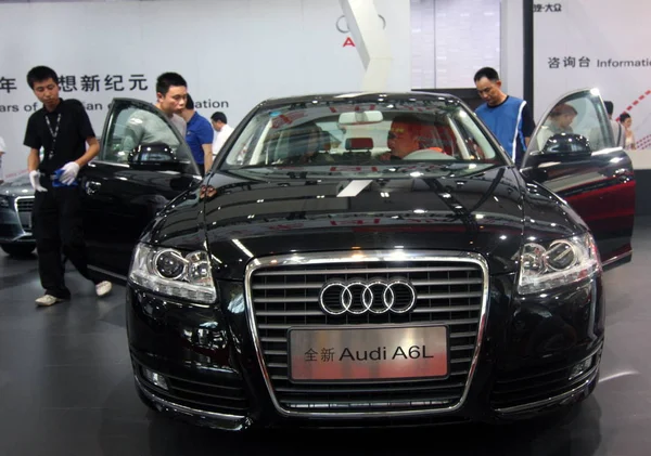 Bezoekers Kijken Naar Een Audi A6L Tijdens Een Auto Show — Stockfoto