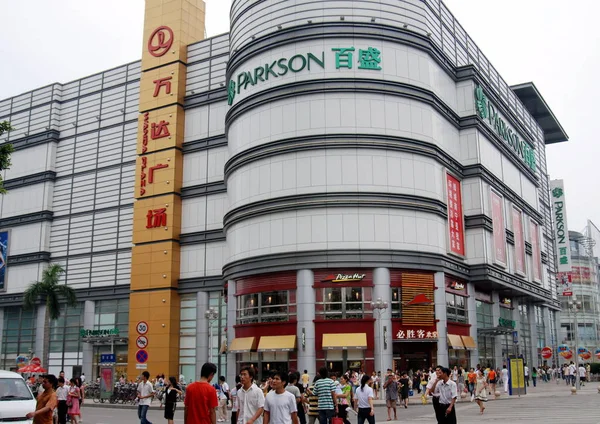 Residentes Locais Passam Por Uma Loja Departamentos Parkson Nanning Sul — Fotografia de Stock