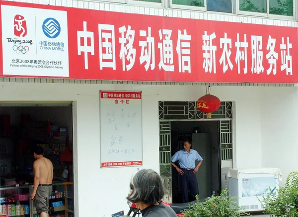 Des Villageois Chinois Sont Vus Dans Une Station Service China — Photo