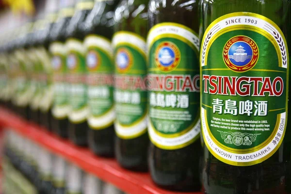 Botellas Cerveza Tsingtao Ven Para Venta Supermercado Shanghai China Abril — Foto de Stock