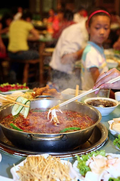 Ciudadanos Chinos Locales Disfrutan Picante Hotpot Hot Pot Restaurante Ciudad — Foto de Stock