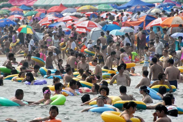 Davy Turistů Ochucují Plážového Letoviska Vlnách Dalian Provincii Severovýchodní Chinas — Stock fotografie