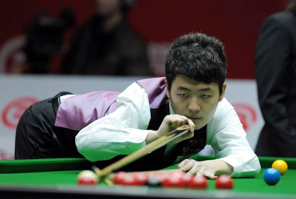 Chinas Tian Pengfei Plays Shot While Competing Marco Hong Kong — Stock Photo, Image