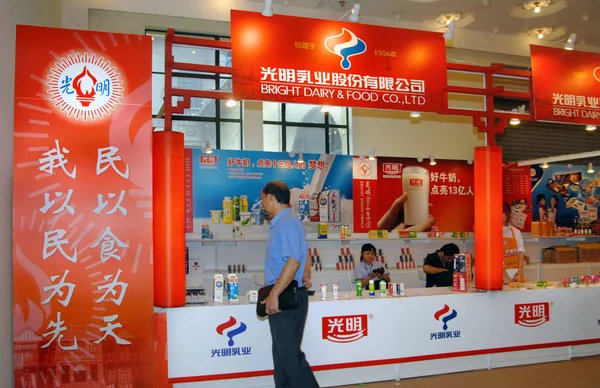 Ziyaretçiler Parlak Dairy Food Ltd Şanghay Bir Sergi Sırasında Çin — Stok fotoğraf