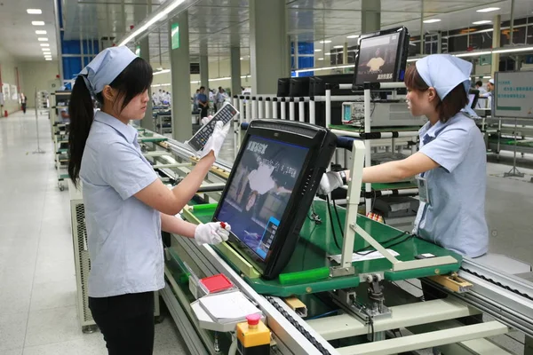 中国の労働者は 2009年7月29日水曜日 中国四川省南西部の成都のTcl工場で液晶テレビをテストします — ストック写真