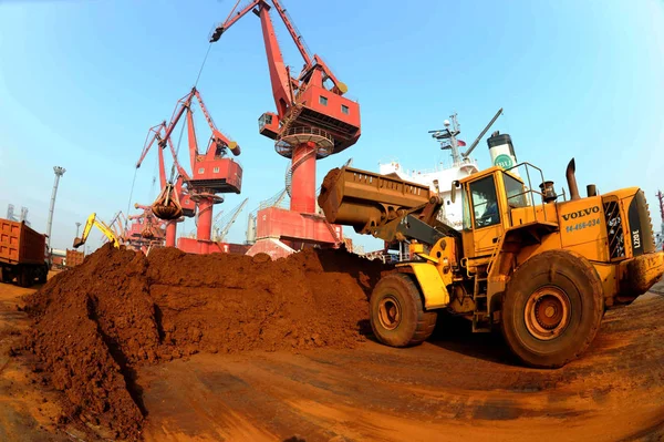 Wheel Loaders Transport Rare Earth Port Lianyungang Lianyungang City East — 스톡 사진