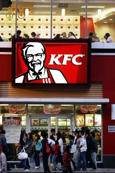 Anwohner Gehen Einem Kfc Restaurant Kunming Südwestchina Vorbei März 2009 — Stockfoto