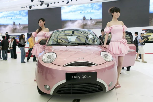 Modelos Chineses Posam Com Chery Qqme 13Th Shanghai International Automobile — Fotografia de Stock