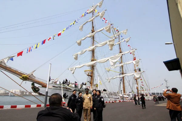 Visitantes Posar Para Fotos Frente Navio Venda Arm Cuauhtemoc Marinha — Fotografia de Stock