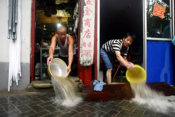 Local Chinese Citizens Pour Water Out Houses Heavy Rain Shanghai — Stock Photo, Image