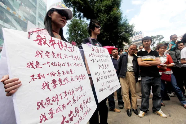 Les Spectateurs Chinois Regardent Deux Jeunes Hommes Affichant Des Bulletins — Photo