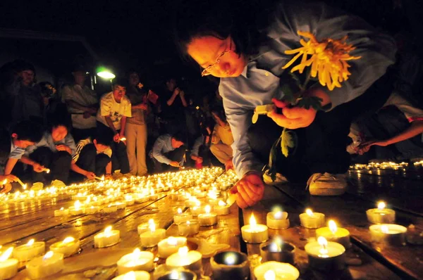 Ciudadanos Chinos Locales Encienden Velas Para Rezar Por Las Víctimas —  Fotos de Stock