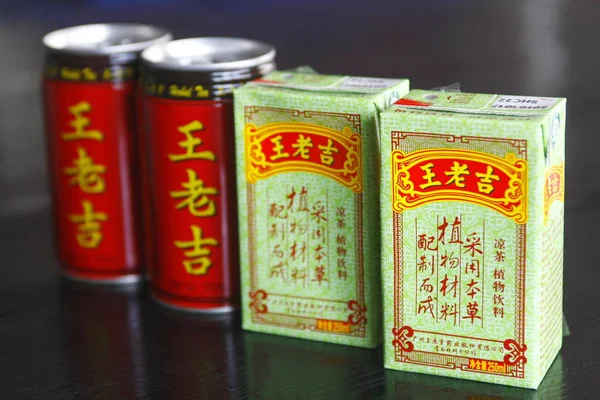 Cajas Latas Hierbas Wanglaoji Ven Una Oficina Shanghai China Mayo —  Fotos de Stock