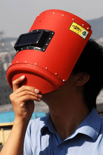 Çinli Bir Adam Liaoning Şehirde Toplam Güneş Tutulması Kısmi Tutulma — Stok fotoğraf