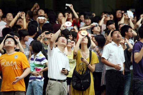 Cittadini Cinesi Locali Guardano Attraverso Occhiali Speciali Filtri Neri All — Foto Stock