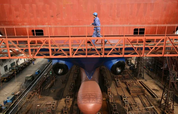 Kinesisk Arbejder Går Forbi Skib Der Bygges Jinling Shipyard Nanjing - Stock-foto