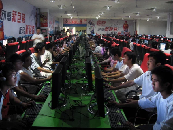 Usuários Internet Chineses Assistir Vídeos Filmes Jogar Jogos Online Café — Fotografia de Stock