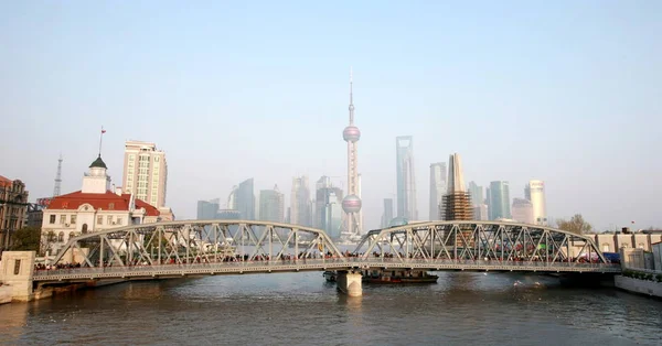 Local Chinese Citizens Visit Waibaidu Bridge Suzhou Creek Landscape Lujiazui — Stock Photo, Image