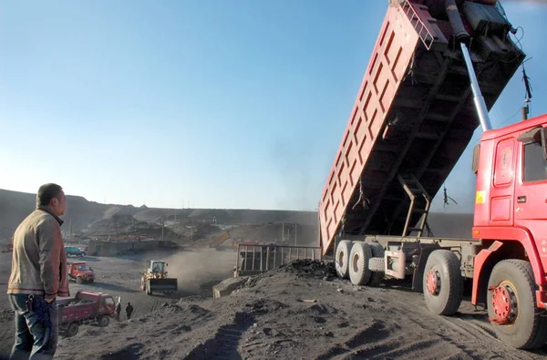 Caminhões São Vistos Sendo Carregados Com Carvão Mina Carvão Boyuan — Fotografia de Stock
